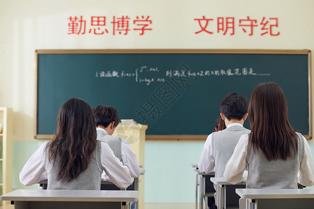 学生在教室学习背影高清图片