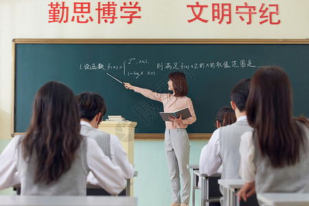 中学生认真听教师授课背影高清图片