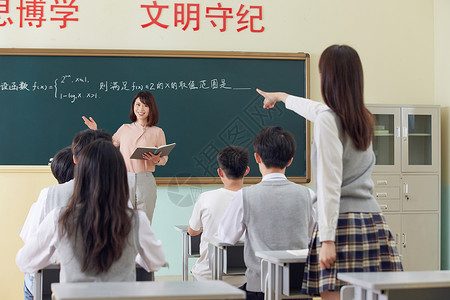 学生起立回答老师问题图片