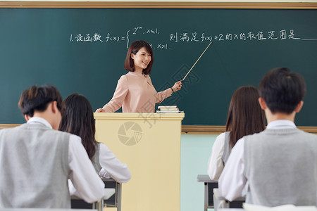 中学生认真听教师授课图片