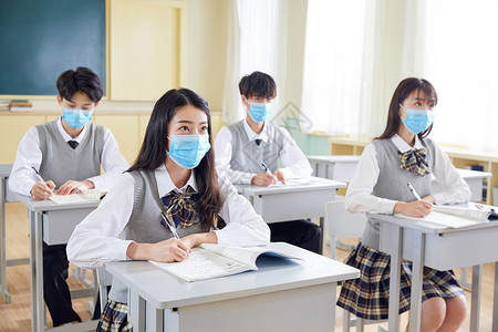 戴口罩的学生中学生戴口罩认真听课记笔记背景