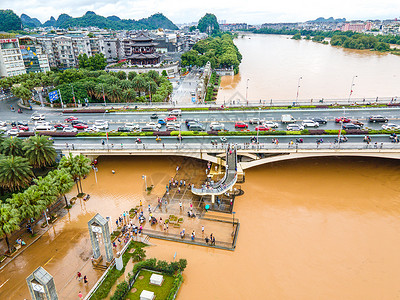 水位测量夏季南方暴雨洪涝灾害桂林漓江解放桥洪峰背景