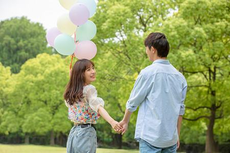 青年情侣公园拿着气球图片