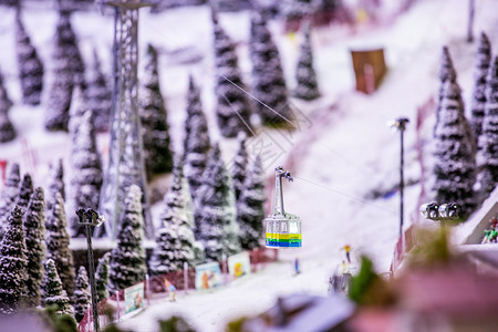 常青树冰天雪地中的滑雪缆车背景