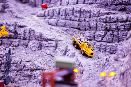 黄色小人玩具微缩载矿石货车背景