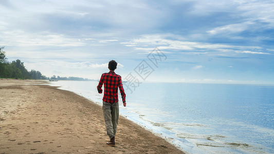 大海海边少年行走背景图片