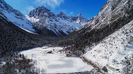 舌尖上的四川毕棚沟高原上的蓝天白云背景