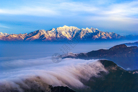 落日山顶背景四川牛背山雪山云海背景