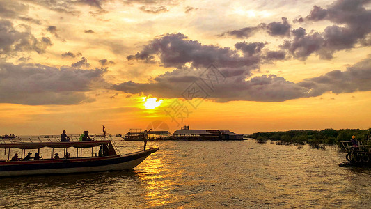 柬埔寨洞顶萨湖夕阳高清图片