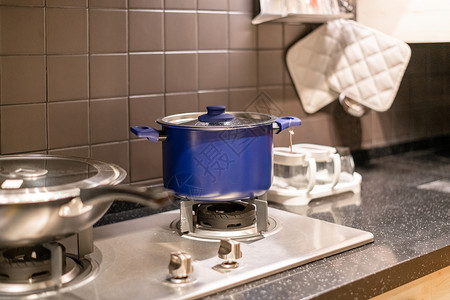 MBE厨房用品厨房用品厨具不锈钢锅与燃气灶台背景