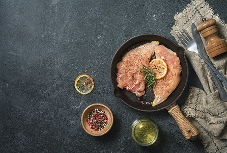 鸡胸肉素材石板上铁锅中的鸡胸肉背景