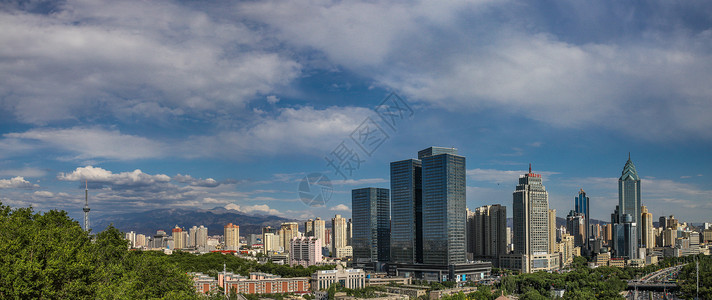 城市雪山新疆乌鲁木齐雪山天际线背景