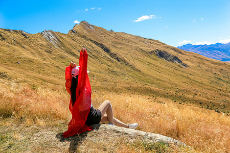 新西兰罗伊峰登山女孩看风景背影图片