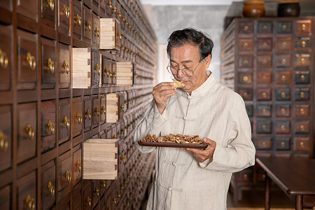 老年中医药房清点药材图片