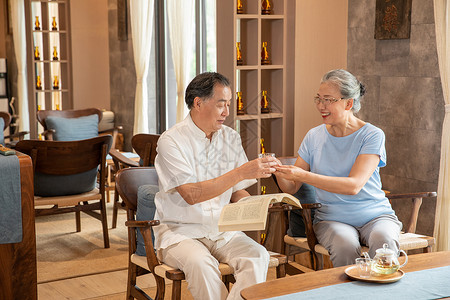 老年夫妻中医养生馆喝茶背景图片