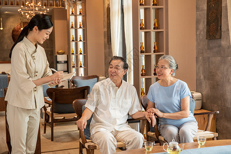 中医服务中医养生馆员工服务老年夫妻背景