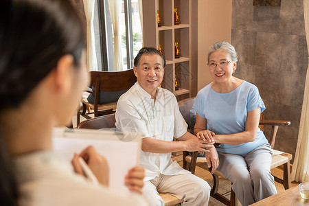 中医养生馆员工服务老年夫妻图片