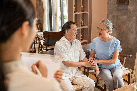 中医养生馆员工服务老年夫妻背景图片