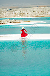 大柴旦翡翠湖红裙子旅游人像背影背景图片