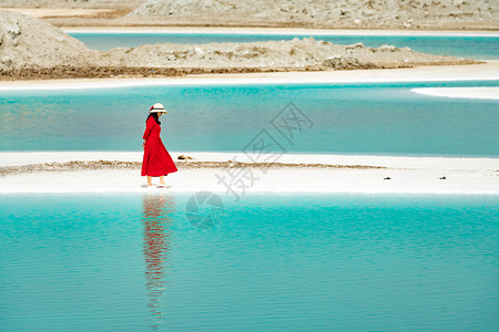 大美女大柴旦翡翠湖红裙美女行走背景