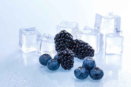 夏日冰爽蓝莓黑莓背景图片