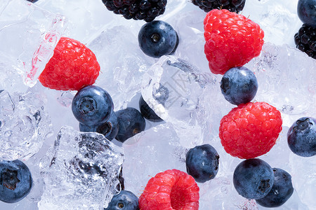 夏日冰爽蓝莓树莓黑莓背景图片