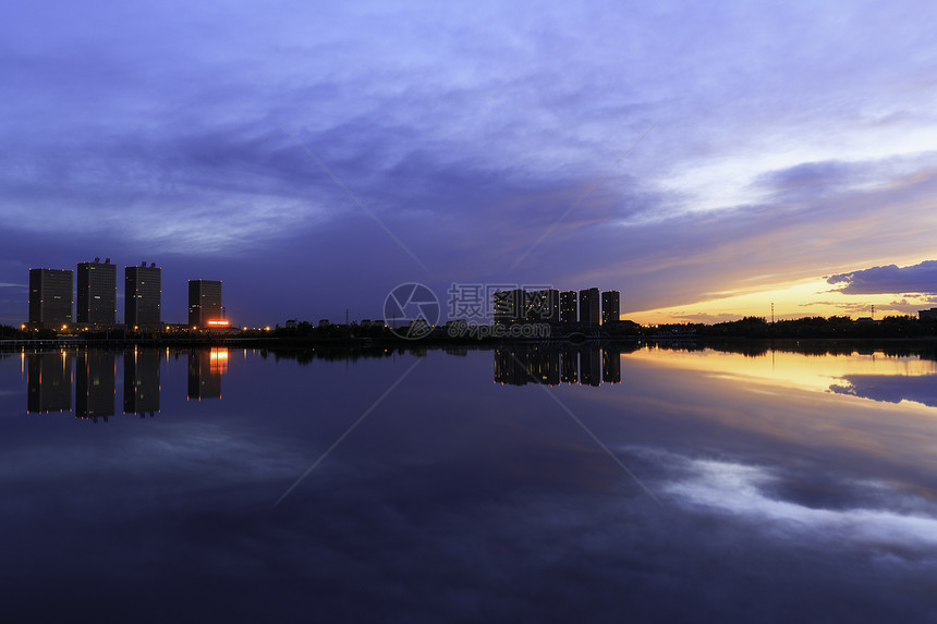 大庆市万宝湖夜景图片