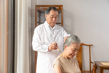 背部理疗中医给病人艾灸治疗背景