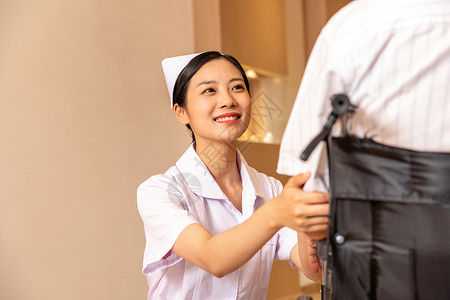 中医养生馆护士照顾老人背景图片