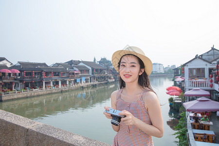 可爱美女旅行拍照图片