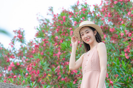 花园少女夏季美女旅行逛花园背景