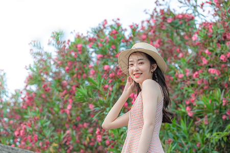 花园少女夏季美女旅行逛花园背景