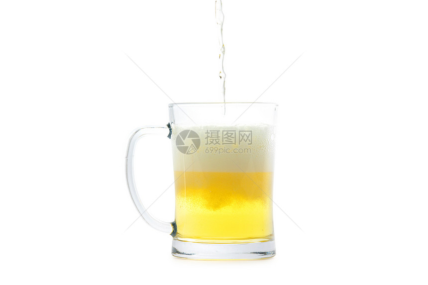 向杯中倒入啤酒图片