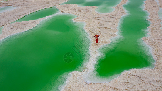 茫崖翡翠湖旅游人像红盐高清图片