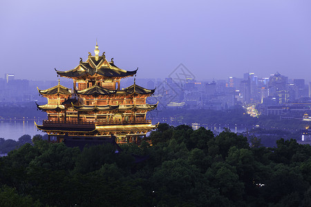 远处夜景杭州西湖城隍阁背景