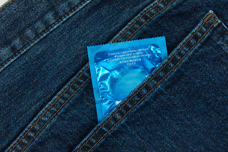 避孕套放在牛仔裤口袋背景图片