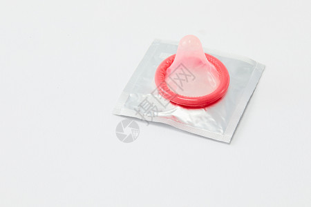 红色避孕套拆开的避孕套背景