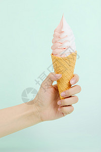 手持甜点手持草莓奶油双色冰淇淋甜筒背景