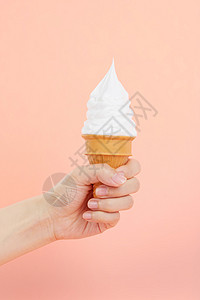 手握冰淇淋手握奶油原味冰淇淋甜筒背景