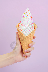 手持冰淇淋甜筒背景图片