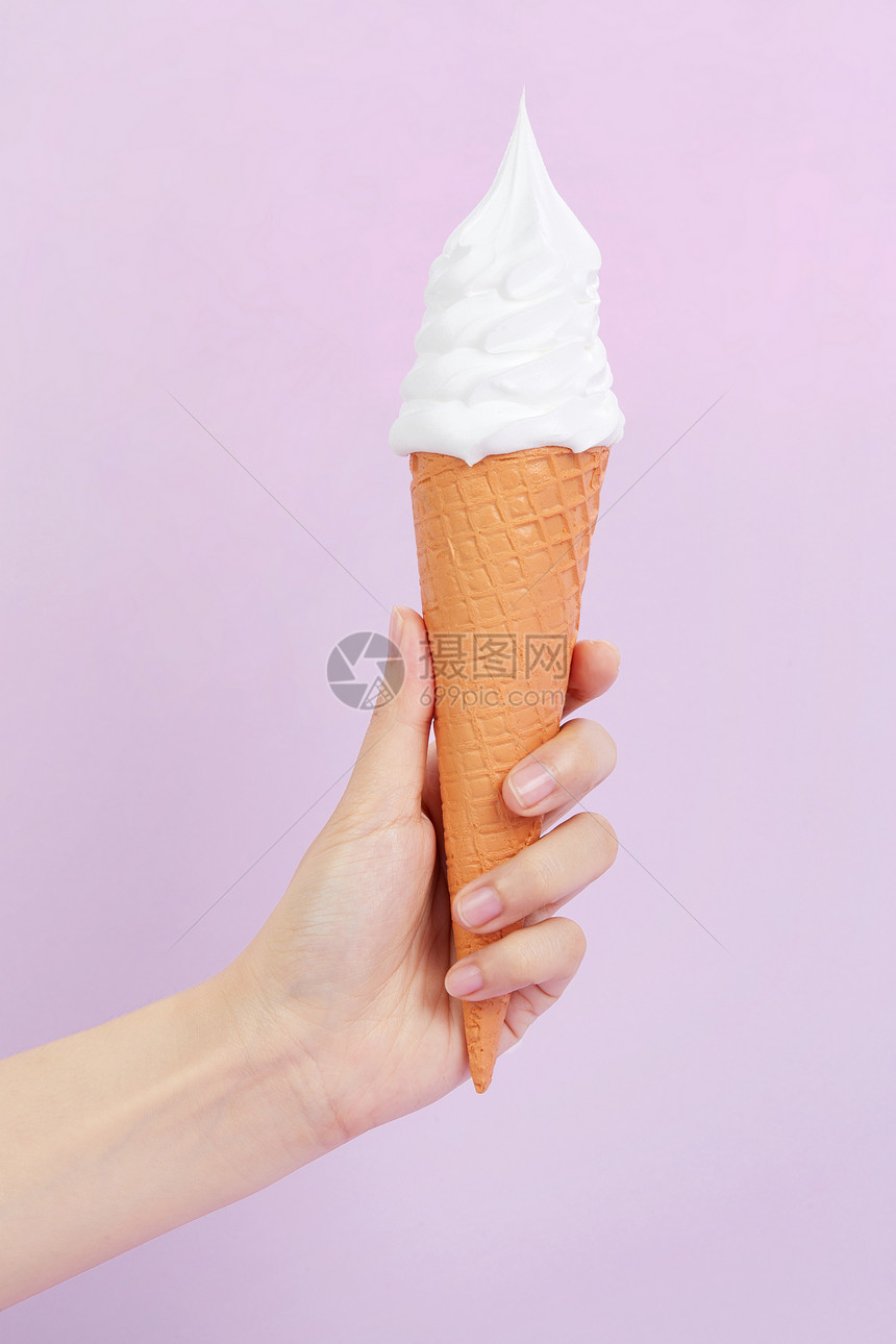手握奶油原味冰淇淋甜筒图片