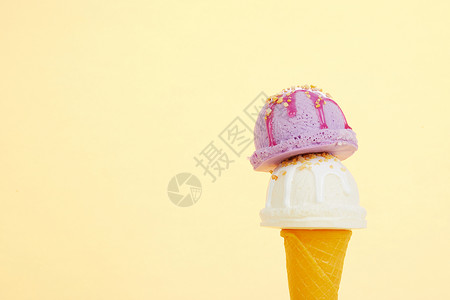 香草香芋双色甜筒冰淇淋球背景图片