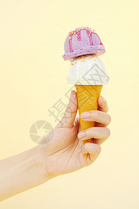 香草香芋双色甜筒冰淇淋球背景图片