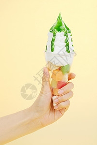 夏日抹茶冰淇淋手拿抹茶味水果圣代冰淇淋背景