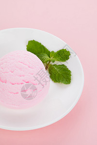 草莓口味冰淇淋球图片