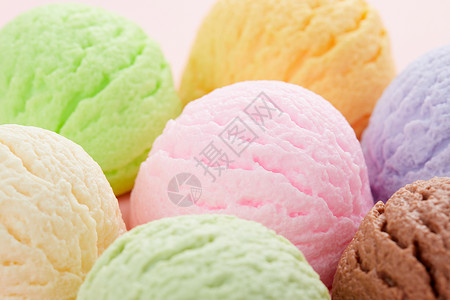 夏季彩虹冰淇淋夏日冷饮多色冰淇淋球组合特写背景