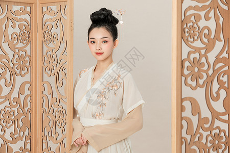 中国风古装美女扶着屏风高清图片