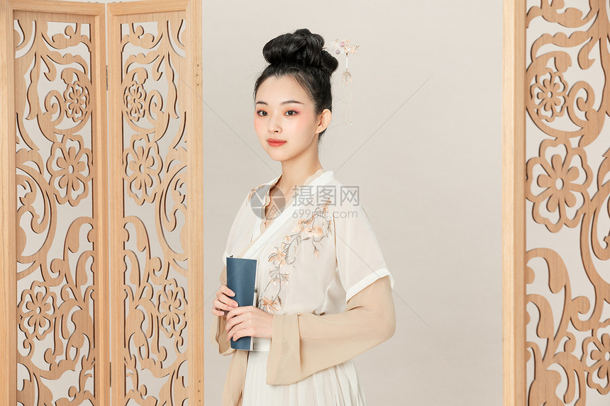 汉服古风美女屏风旁读古书图片