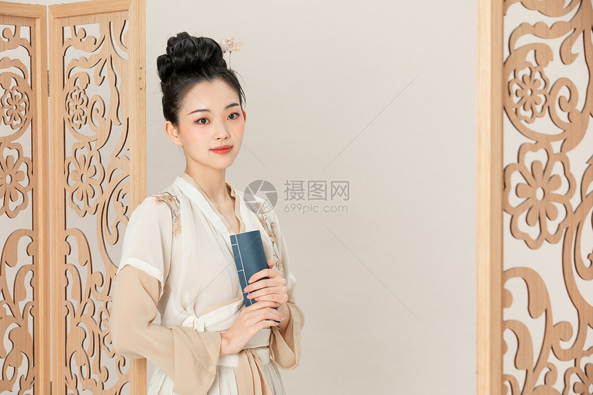 汉服古风美女屏风旁读古书图片