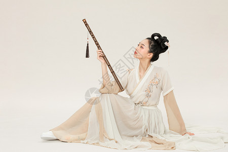 中国风古装汉服美女吹竹箫高清图片